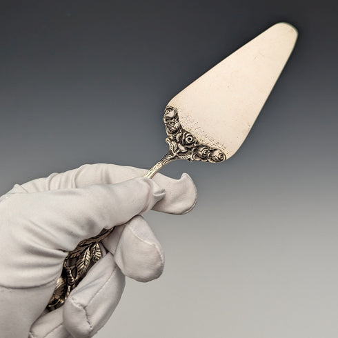 古董 800 銀糕點盤,附玫瑰雕塑